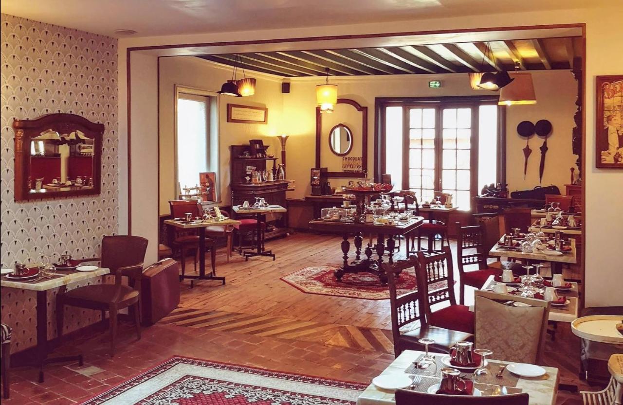 Detective Hotel
