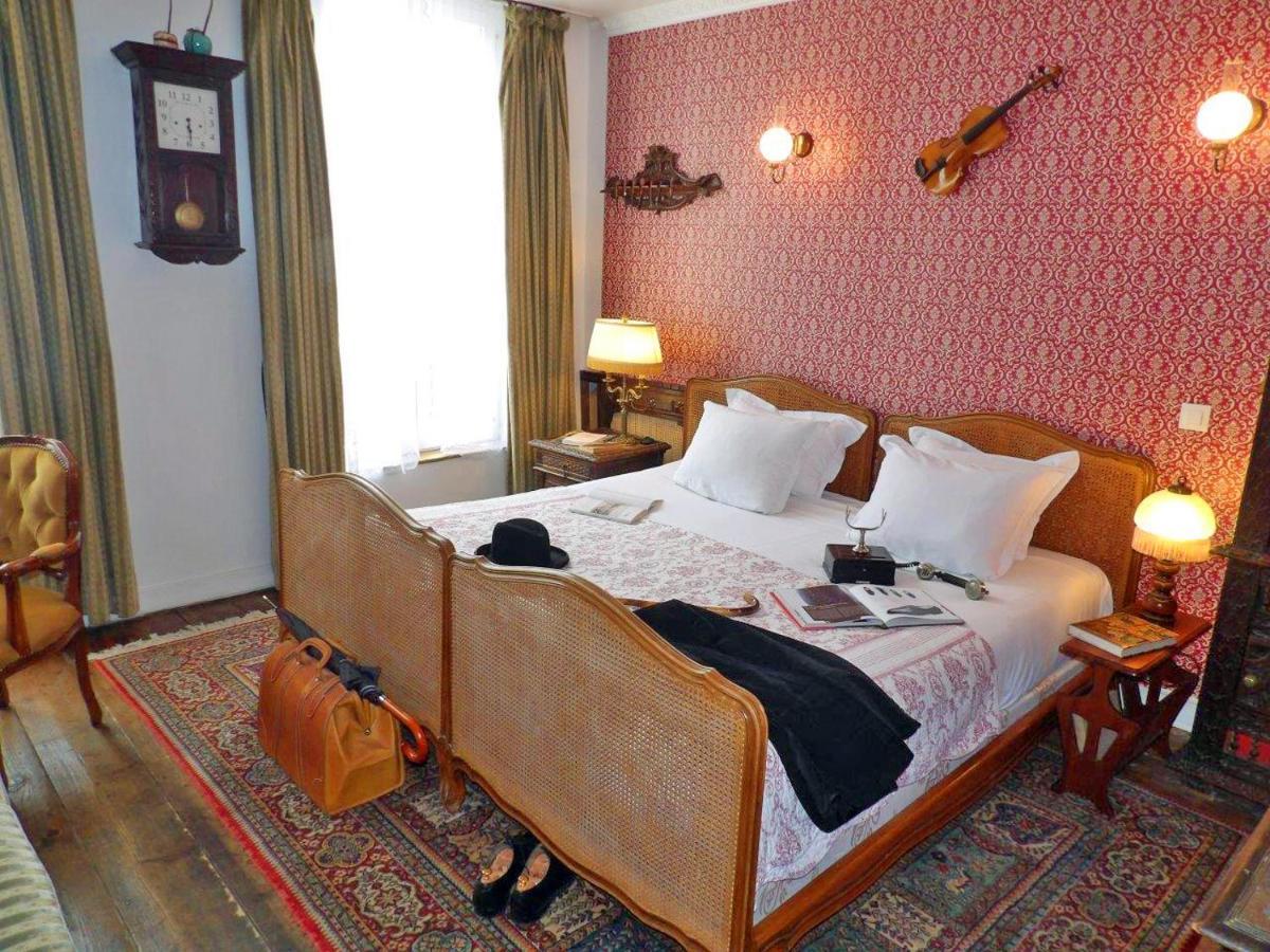 Detective Hotel
